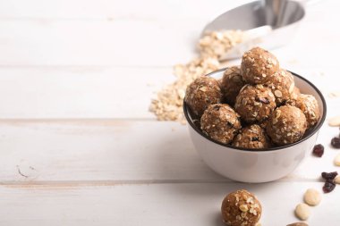 Sağlıklı organik enerji granola Koza ile fındık, kakao, yulaf ve kuru üzüm - vejetaryen tatlı şeker ısırır. Metin için yer kopyalayın