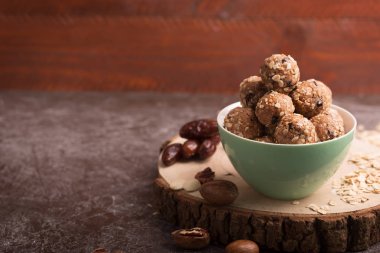 Sağlıklı organik enerji granola Koza ile fındık, kakao, yulaf ve kuru üzüm - vejetaryen tatlı şeker ısırır.