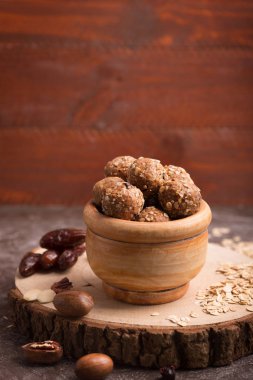 Sağlıklı organik enerji granola Koza ile fındık, kakao, yulaf ve kuru üzüm - vejetaryen tatlı şeker ısırır. Dikey yazdırma yönü kullanılarak kopya alanı