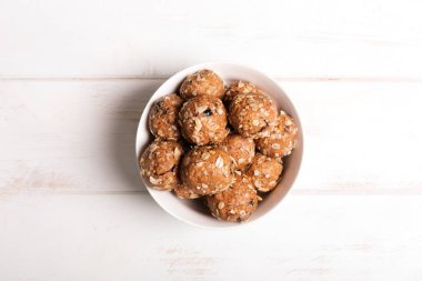 Sağlıklı organik enerji granola Koza ile fındık, kakao, yulaf ve kuru üzüm - vejetaryen tatlı şeker ısırır. Üstten görünüm