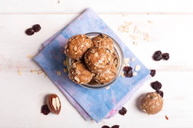 Sağlıklı organik enerji granola Koza ile fındık, kakao, yulaf ve kuru üzüm - vejetaryen tatlı şeker ısırır.