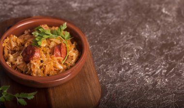 Bigos, kahverengi zemin üzerine lahana ile geleneksel Polonya yemeği