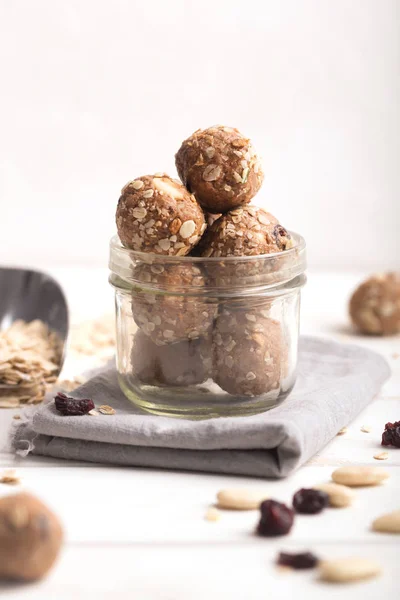 Sağlıklı organik enerji granola Koza ile fındık, kakao, yulaf ve kuru üzüm - vejetaryen tatlı şeker ısırır.