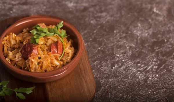 Bigos, kahverengi zemin üzerine lahana ile geleneksel Polonya yemeği