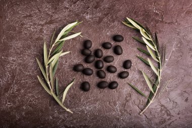 Kopya alanı kahverengi zemin üzerine zeytin dalı