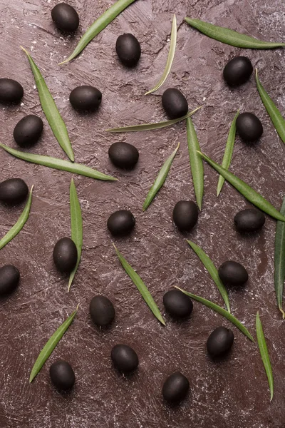 Olives sur fond brun. Composition de la couche plane — Photo