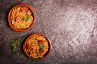 Bigos, kahverengi zemin üzerine lahana ile geleneksel Polonya yemeği