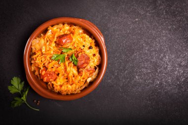 Bigos, geleneksel Polonya yemeği kopya alanı ile koyu arka plan üzerinde lahana ile