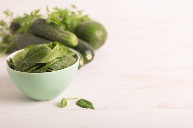 Taze yeşil sebze bir kapta ve beyaz masada