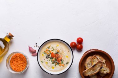 Mercimek çorbası vejetaryen veya etli olabilir. Bu soğuk kış veya sonbahar günü için güzel sıcak çorba var. Bazen kruton ile süslenmiş veya otlar kıyılmış