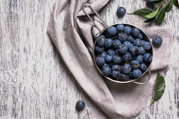 Blaudornbeeren Metallischer Schale Auf Einem Tisch Grauer Rustikaler Hintergrund — Stockfoto