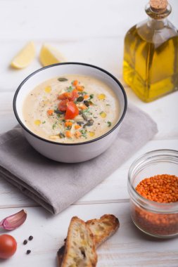 Mercimek çorbası vejetaryen veya etli olabilir. Bu soğuk kış veya sonbahar günü için güzel sıcak çorba var. Bazen kruton ile süslenmiş veya otlar kıyılmış