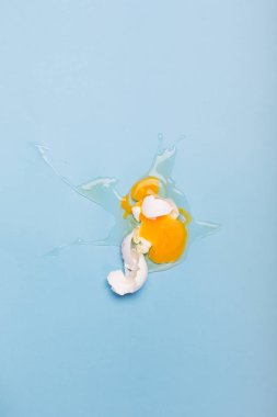 Merkezi, dikey yönlendirme mavi zemin üzerine beyaz yumurta kırık