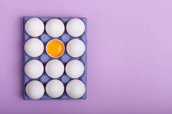 Белые Яйца Яичный Желток Синей Коробке Фиолетовом Фоне — стоковое фото