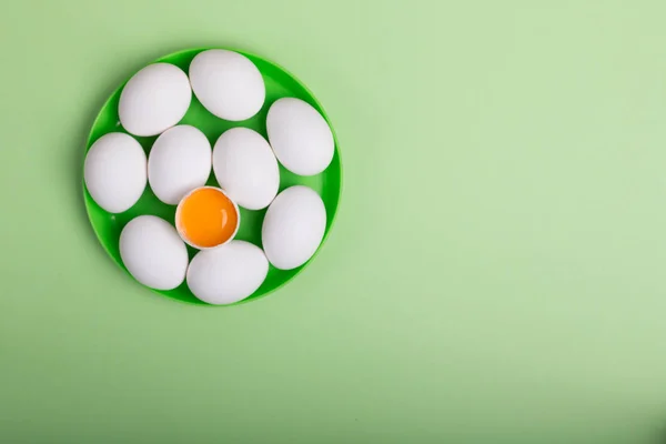 Белые Яйца Яичный Желток Зеленой Пластины Заднем Плане — стоковое фото