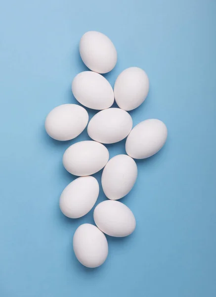 Білі Яйця Синьому Фоні Вид Зверху Концепція — стокове фото
