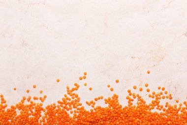 Mercimek masanın üzerinde. Bu baklagil bitkisel protein bir sürü içerir