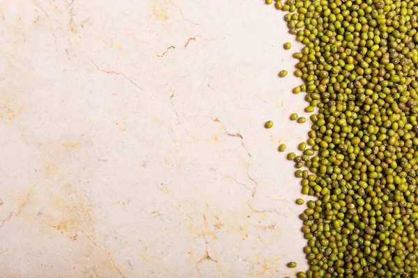 Зеленая чечевица на столе. Этот боб содержит много растительного белка. — стоковое фото
