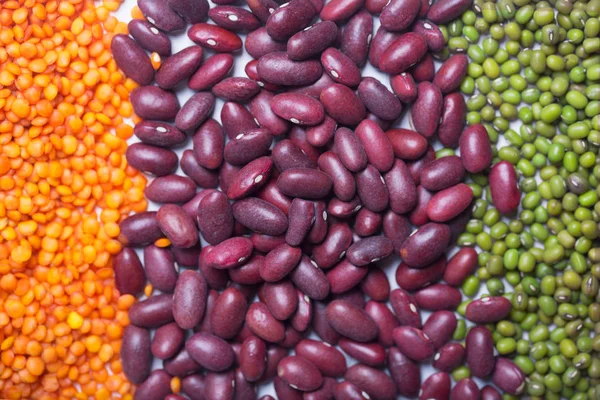 Lentilhas na mesa. Esta leguminosa contém muita proteína vegetal — Fotografia de Stock