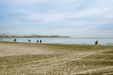 Alicante veya Alacant ünlü İspanyol ve İspanya İspanya bağlantı noktası biridir. Costa Blanca - Akdeniz sahil bu. Su çok soğuk olduğu için insanlar yüzme değil