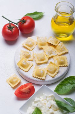 Mantı hamur ürünleri çeşitli dolguları ile İtalyan makarna var. Genellikle bir hilal, elips veya kare şeklinde bir figürlü kenar ile hazırlanan