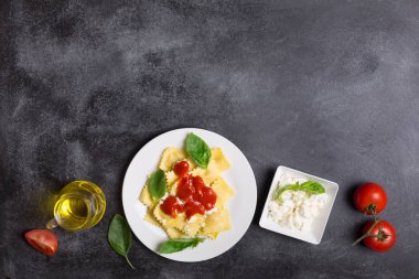 Mantı hamur ürünleri peynir veya sebze gibi çeşitli dolguları ile İtalyan makarna var. Genellikle bir hilal, elips veya kare şeklinde bir figürlü kenar ile hazırlanan