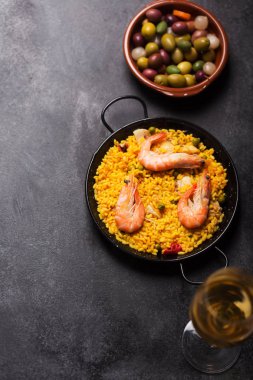 Ulusal İspanyolca konuşulan pirinç yemeği paella safran ile renkli. Zeytinyağı, deniz ürünleri, sebze ve tavuk ile hazırlanan