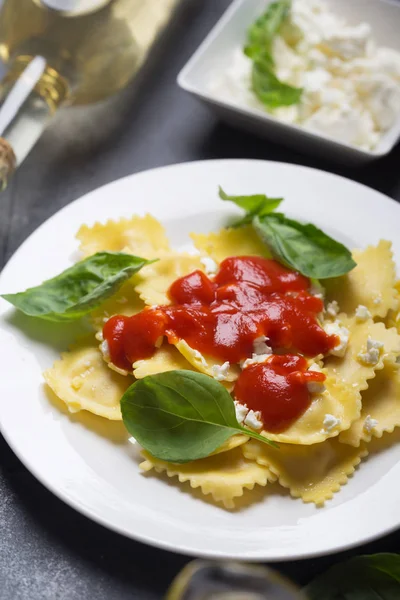 Ravioli Pasta Italiana Masa Con Diversos Rellenos Como Queso Verduras —  Fotos de Stock