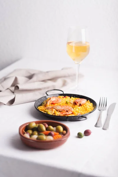 스페인 발렌시아 빠에야 사프란 닭고기 해산물 올리브유와 — 스톡 사진