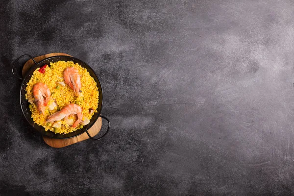 Ulusal Spanyolca Konuşulan Pirinç Yemeği Paella Safran Ile Renkli Zeytinyağı — Stok fotoğraf