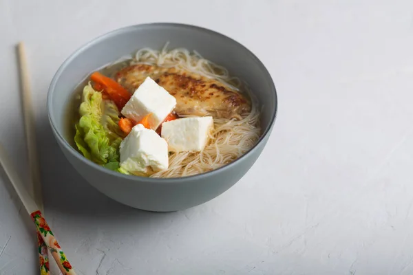 Sopa Asiática Picante Tradicional Com Queijo Tofu Macarrão Este Prato — Fotografia de Stock