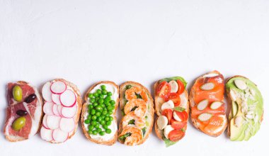 Sandviç ya da ekmek ve lezzetli malzemelerle hazırlanan tapas. Sağlıklı kahvaltı ot yemek için güzel yiyecek olabilir. Yatay yönlendirme