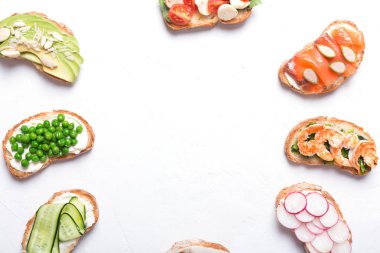 sandviç ya da ekmek ve lezzetli malzemelerle hazırlanan tapas. Sağlıklı kahvaltı ot yemek için güzel yiyecek olabilir