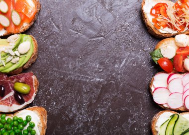 sandviç ya da ekmek ve lezzetli malzemelerle hazırlanan tapas. Sağlıklı kahvaltı ot yemek için güzel yiyecek olabilir