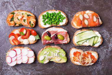 sandviç ya da ekmek ve lezzetli malzemelerle hazırlanan tapas. Sağlıklı kahvaltı ot yemek için güzel yiyecek olabilir