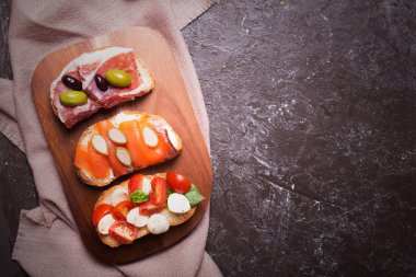 sandviç ya da ekmek ve lezzetli malzemelerle hazırlanan tapas. Sağlıklı kahvaltı ot yemek için güzel yiyecek olabilir
