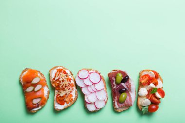 sandviç ya da ekmek ve lezzetli malzemelerle hazırlanan tapas. Sağlıklı kahvaltı ot yemek için güzel yiyecek olabilir