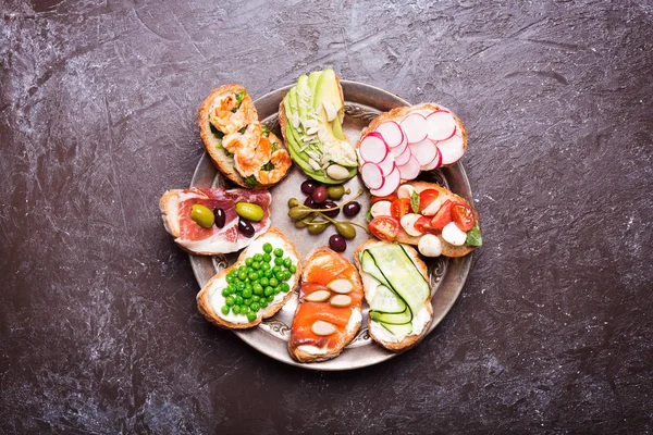 サンドイッチやパンやおいしい食材を使用したタパス 素敵な健康的な朝食 お昼が食べられる — ストック写真