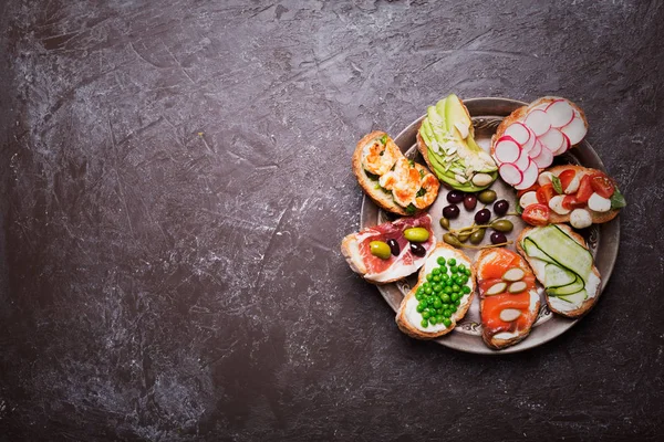 Sandwiches Oder Tapas Mit Brot Und Schmackhaften Zutaten Zubereitet Könnte — Stockfoto