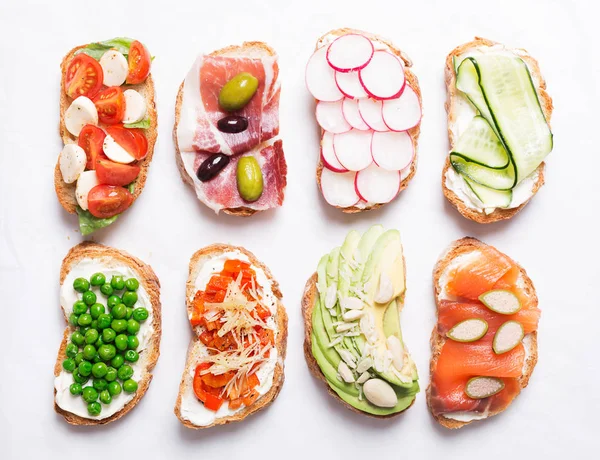 Set de sandwich-uri colorate preparate cu diferite ingrediente, cum ar fi pește, legume și carne. Privire de sus — Fotografie, imagine de stoc
