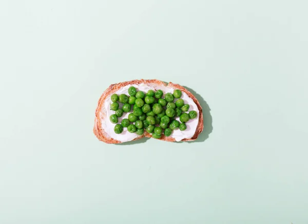 Groene Erwt Sandwich Bereid Met Romige Kaas Brood Groene Achtergrond — Stockfoto