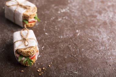 Taze sebze ve zeytinyağı ile hazırlanan ev yapımı sandviçler. Resmi kopya alanı içeren