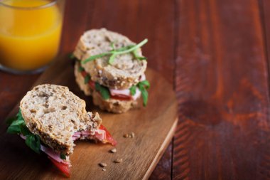 Taze sebze ve koyu arka plan üzerine zeytin yağı ile hazırlanan ev yapımı sandviçler