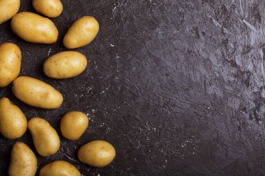 Beyaz arka plan üzerinde kapta çiğ patates yığını. Resmi kopya alanı içeren