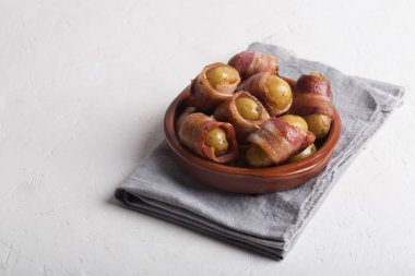 Beyaz zemin üzerine pastırma ızgara bebek patates sarılı