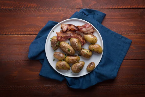 烤小土豆与绿色洋葱在白色板材 水平方向 — 图库照片