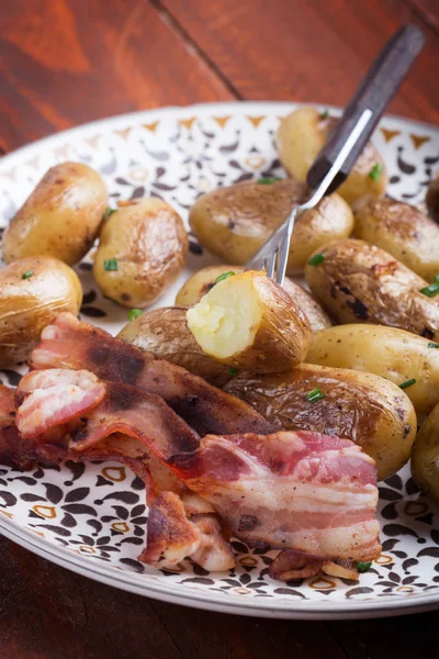 Batata Bebê Assada Com Cebola Verde Placa Branca Orientação Vertical — Fotografia de Stock