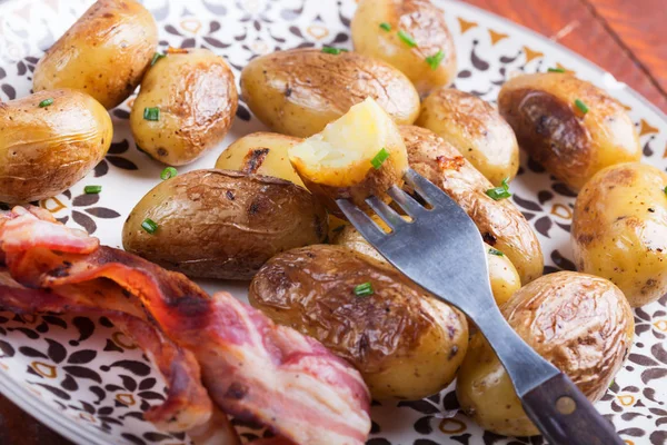 Patata Bebé Horno Con Cebolla Verde Plato Blanco Orientación Horizontal —  Fotos de Stock