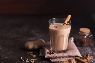 Kokulu baharat ve otlarla demlenmiş siyah çay ile yapılan çay.
