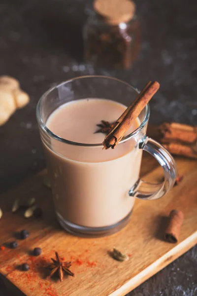 Chai Aromatizzato Base Nero Con Spezie Aromatiche Erbe Aromatiche — Foto Stock